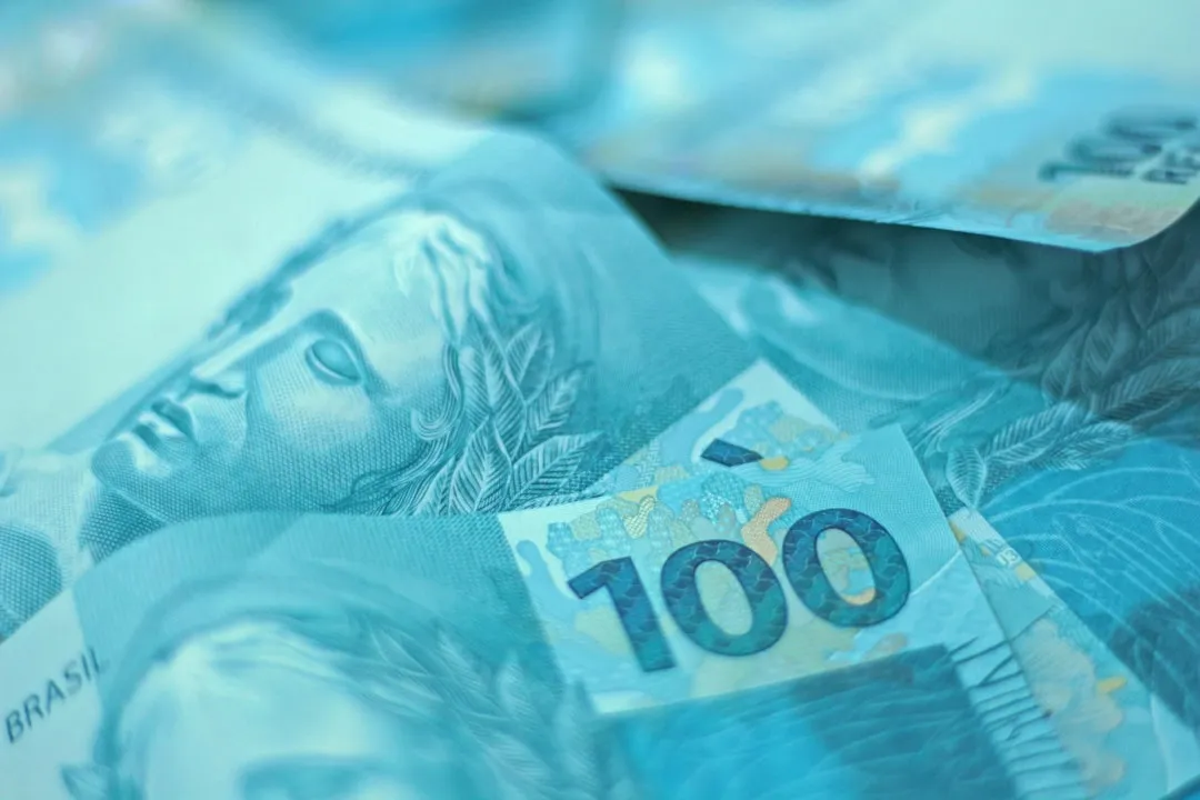 Hábito de consultar CPF e conferir se a cobrança é legítima, com notebook e documentos na mesa.