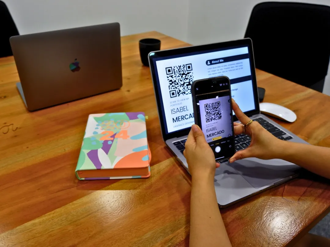 Mãos digitando no celular para simular consignado CLT