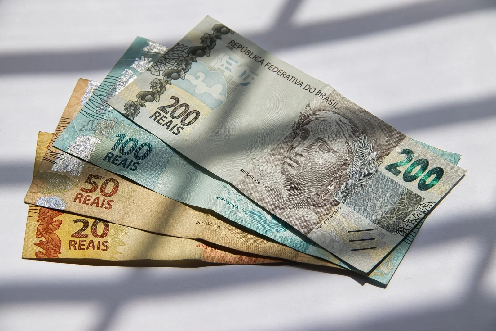 Documentos e computador com formulário genérico para organizar dados do IRPF, sem textos legíveis.