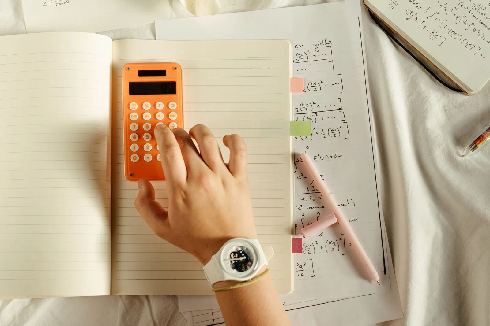 Como calcular 13 salário sem errar a base, as parcelas e os descontos