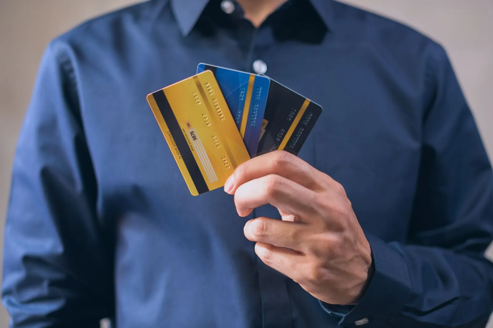 Rotativo do cartão: como funciona, quanto custa e como sair dele