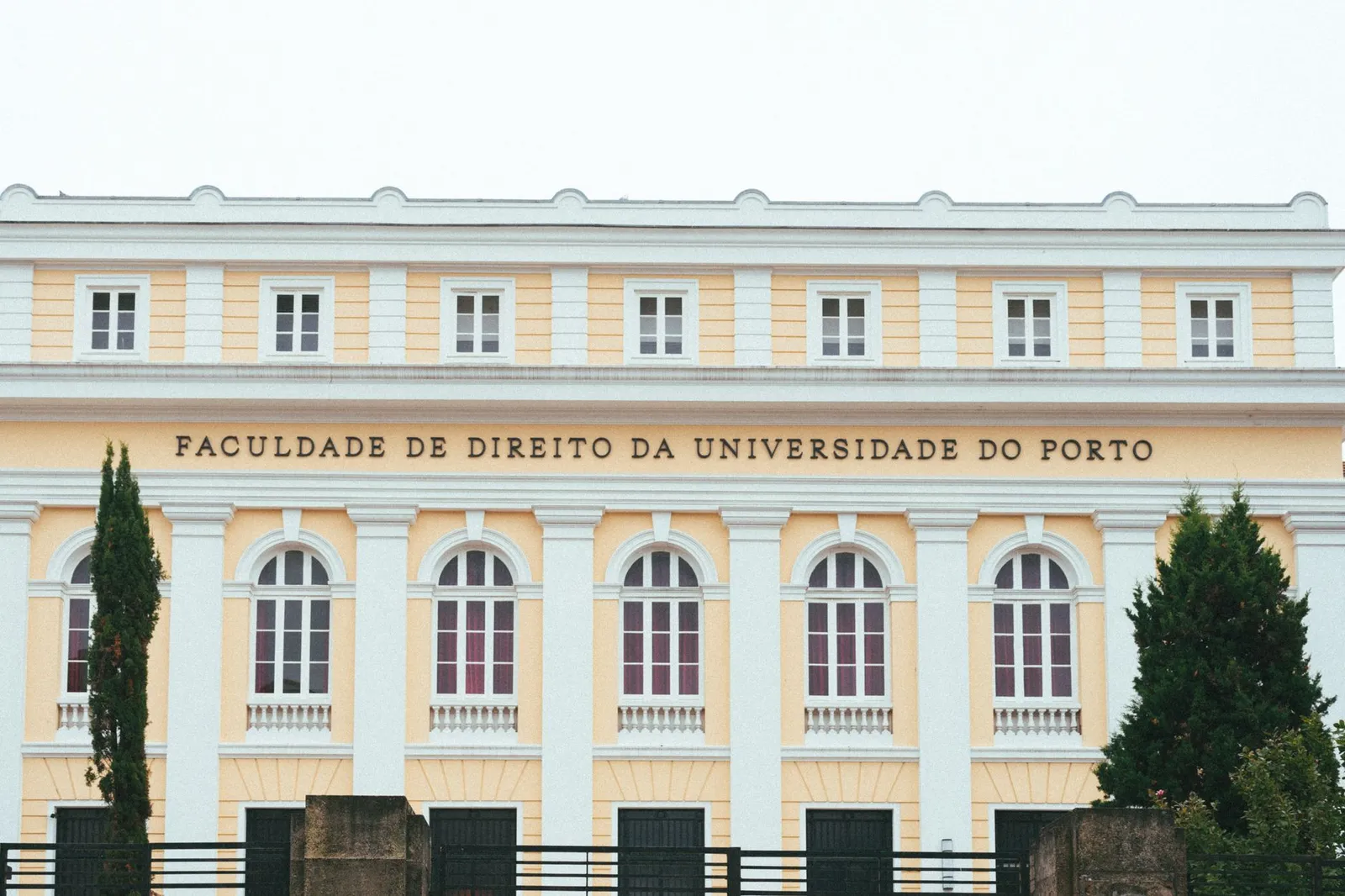 Mesa com celular e notebook para conferir situação do CPF e separar dados para contestação.