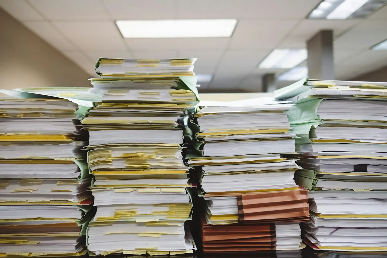 Mãos comparam valores de um demonstrativo de pagamento e documentos de rescisão.