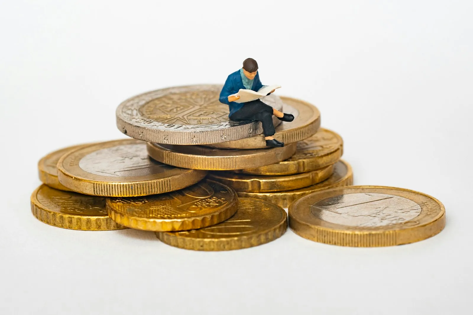 Pessoa confere uma proposta financeira com calculadora e documentos.